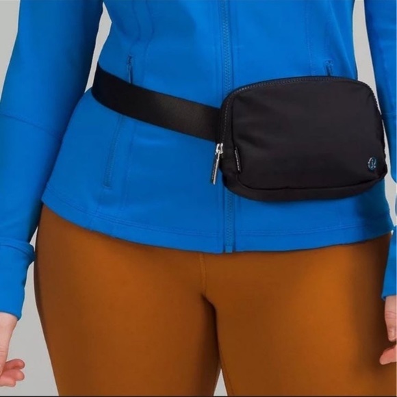 Lululemon Everywhere Belt Bag Black 1L - Picture 2 of 8